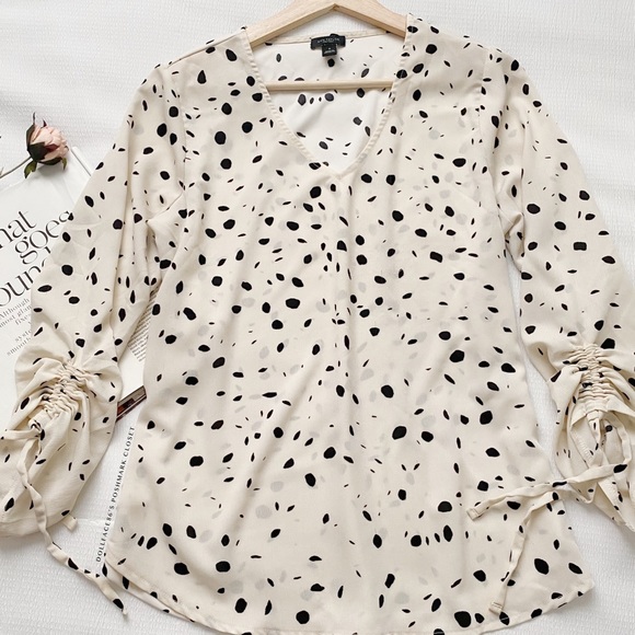 Ann Taylor Cream + Black Speckled V-Neck Ruched Drawstring Sleeves Blouse - Picture 2 of 11
